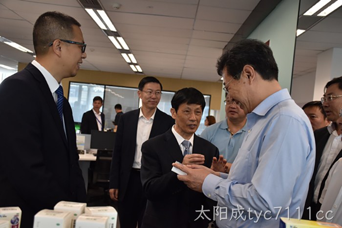山东省日照市市长李永红一行来太阳成tyc7111cc上海分公司考察调研