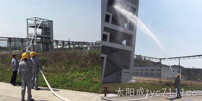 公司安保人员检查消防水压